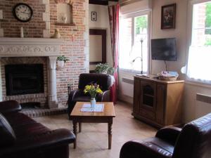 TV a/nebo společenská místnost v ubytování Maison avec jardin clos, proche de Montreuil sur Mer, activités familiales, animaux acceptés, wifi inclus - FR-1-376-97 + 10 fotografií