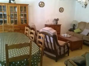 ein Wohnzimmer mit Tisch und Stühlen und einer Couch in der Unterkunft Charmant Gîte Familial à 1km de la Plage avec Jardin, Wifi et Cheminée, Côte d'Opale - FR-1-376-102 in Wimille