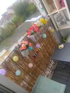 Draufsicht auf einen Tisch mit Blumen und Ostereiern in der Unterkunft Havre de paix in Champigny-sur-Marne + 7 Fotos