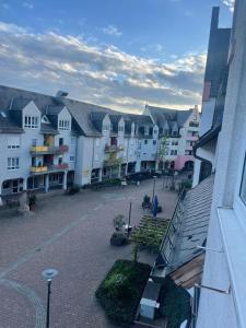 a group of white buildings in a courtyard at City Apartments Bobenheim-Roxheim- Modern und Luxurious in Bobenheim-Roxheim