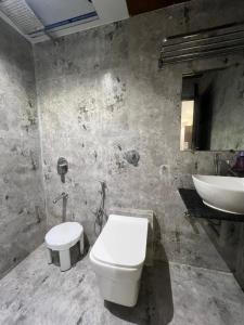 une salle de bains avec toilettes et lavabo dans l'établissement CR Residency By Glitz Hotels, à Mumbai