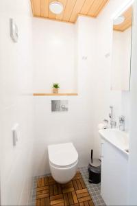 Ένα μπάνιο στο Renovated 1BR Apt in Turku Downtown with Best Location