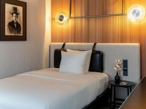 Postel nebo postele na pokoji v ubytování MUZE Hotel Dusseldorf - Handwritten Collection