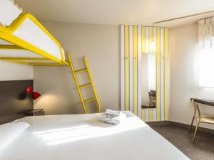 Un dormitorio con una litera y una escalera. en Greet Hotel Limoges Nord, en Limoges