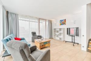 TV a/nebo společenská místnost v ubytování Penthouse Panorama Deluxe - Seesicht - BBQ - Beach Paradise - Loft Exklusive