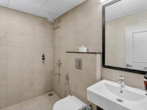 Ένα μπάνιο στο Playsales Rooms To Go +18 φωτογραφίες