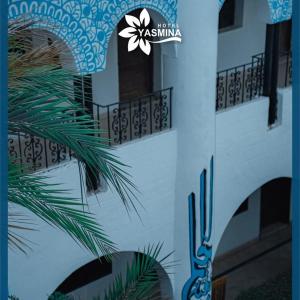 Un cartel en el lateral de un edificio con una palmera. en yasmina hotel, en Dahab