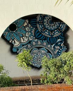 Una pintura de un pavo real en el costado de una pared. en yasmina hotel, en Dahab 13 fotos más