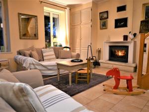 a living room with a couch and a fireplace at Maison 8 min du Zoo de Beauval, jardin, cheminée, tout inclus, proche Châteaux de la Loire - FR-1-491-429 in Châteauvieux