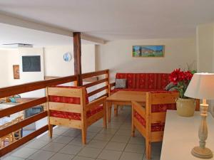 ein Wohnzimmer mit Sofa und Tisch in der Unterkunft Gîte familial en montagne, animaux admis, La Chabanne - FR-1-489-343 in La Chabanne