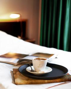 Příslušenství pro přípravu čaje a kávy v ubytování Khatai Royal Hotel