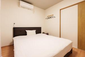 Кровать или кровати в номере Tenjin Bridge Guestroon Maximum 10 people