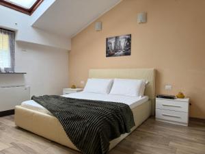a bedroom with a large bed in a room at Residence Principe di Saronno in Saronno