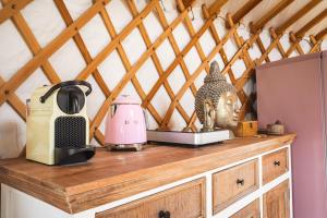 Kuchyň nebo kuchyňský kout v ubytování Glamping ve vinici - Jurty zijumarcipan - Jižní Morava