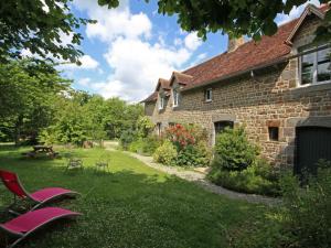 La SauvagèreにあるSpacieuse Maison Normande avec Jardin, Animaux Bienvenus - FR-1-497-121のレンガ造りの家