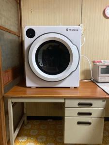 今治市にあるしまなみ ゲストハウス 南風荘のテーブルの上に置かれた電子レンジ