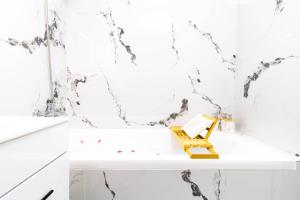 Popeşti-LeordeniにあるAmaria Sunsetの黒と白の大理石が敷き詰められた白いバスルーム