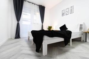 Popeşti-LeordeniにあるAmaria Sunsetのベッドルーム1室(白いベッド2台、窓付)