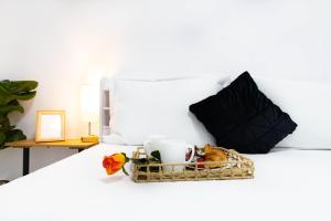 Popeşti-LeordeniにあるAmaria Sunsetのベッドの上に置かれた食べ物とコーヒーの入ったバスケット