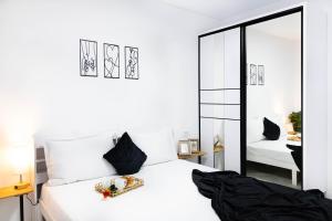 Popeşti-LeordeniにあるAmaria Sunsetの白いベッドと鏡のある寝室 +19枚の写真