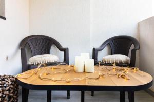Popeşti-LeordeniにあるAmaria Sunsetのテーブル(椅子2脚、キャンドル付)