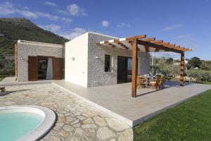 een huis met een patio en een zwembad bij Villa delle Stelle in Scopello