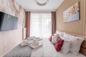 Ένα ή περισσότερα κρεβάτια σε δωμάτιο στο Butterfly Luxury - basen, wellness , klimatyzacja, parking 350m od morza +88 φωτογραφίες