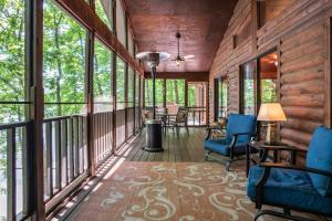 South UnionにあるDogwood Cabin w Dockの青い椅子と窓のあるポーチ