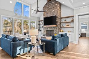 TV a/nebo společenská místnost v ubytování Lakeside Haven with Gourmet Kitchen