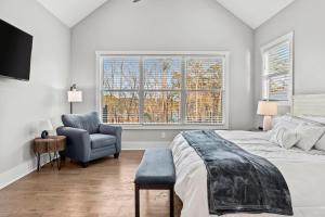 Postel nebo postele na pokoji v ubytování Lakeside Haven with Gourmet Kitchen