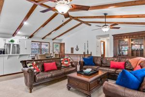 Χώρος καθιστικού στο Lakefront with Dock and Hot Tub