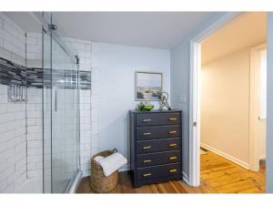 Ένα μπάνιο στο Downtown Bungalow Less than 1.5 Miles to UGA +16 φωτογραφίες