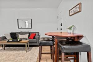 un soggiorno con un tavolo e un divano di Classic City Getaway - Walk to Sanford Stadium ad Athens