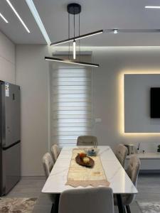 Η κουζίνα ή μικρή κουζίνα στο Bashllari's Apartment -10 min walk to Center +18 φωτογραφίες