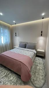 Ένα ή περισσότερα κρεβάτια σε δωμάτιο στο Bashllari's Apartment -10 min walk to Center