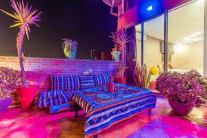 塔姆拉赫特乌兹达尔MoonLight Duplex Sea & Comfort的客厅里有一张沙发和一张桌子。