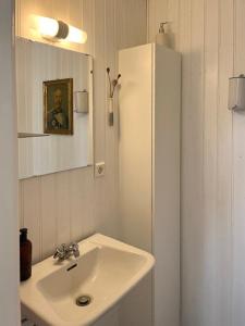 Ένα μπάνιο στο Family-Friendly Holiday Home In Tomelilla