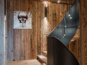 eine Treppe in einem Haus mit Holzwänden in der Unterkunft Chalet Marianna I Le Chalet Club in Combloux