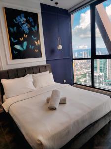 Postel nebo postele na pokoji v ubytování Scarletz Suites KLCC Skyline Stay