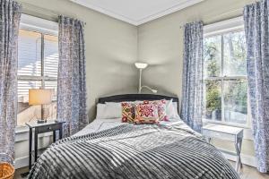 Postel nebo postele na pokoji v ubytování Lenoir Cottage w covered patio and fire pit