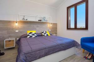 une chambre avec un lit violet et une chaise bleue dans l'établissement Villa Tarì, à Scopello 20 autres photos