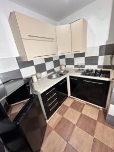 Apartament Jośki في ريبنيك: مطبخ صغير بخزائن بيضاء ومغسلة +4 صور