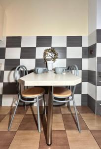 Apartament Jośki في ريبنيك: طاولة طعام مع كرسيين وطاولة مع نبات