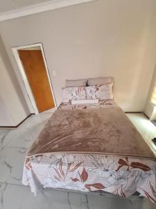 Postel nebo postele na pokoji v ubytování Uptown Inn GuestHouse