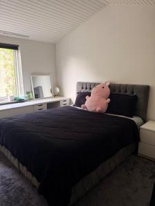 Postel nebo postele na pokoji v ubytování Cosy home in Rødovre