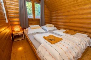 Postel nebo postele na pokoji v ubytování Messzelátó Vendégház + 12 fotografií