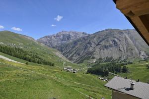 a view of a mountain valley from a house at Ca del Tusa in Livigno