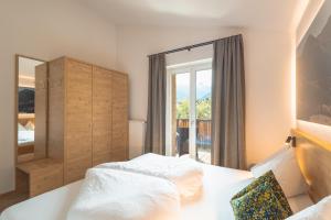 a bedroom with a bed and a window at Kriendl Nr 4 in Valdaora
