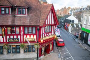 ein rot-weißes Gebäude in einer Stadtstraße in der Unterkunft Near Beach - Sleeps 3 - Central - Sea View in Weymouth