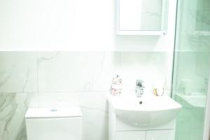 ein weißes Badezimmer mit Waschbecken und Toilette in der Unterkunft Near Beach - Sleeps 3 - Central - Sea View in Weymouth